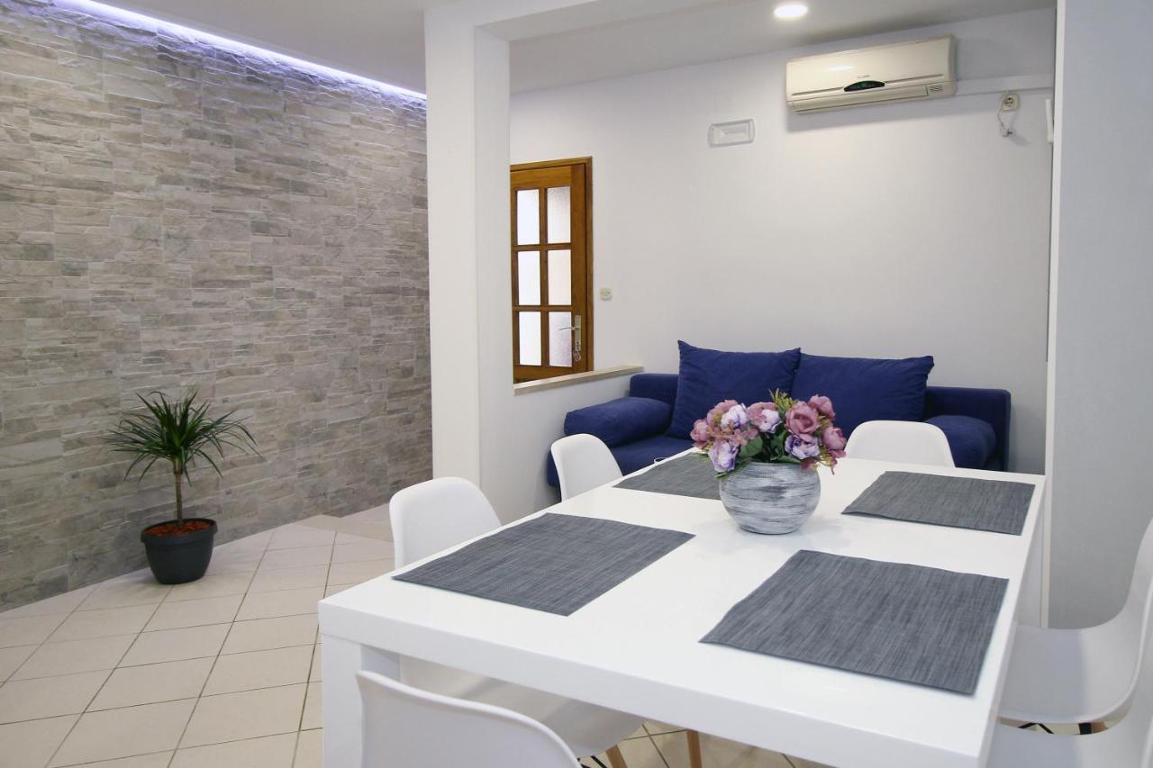 Apartments Miovic โมลูนัท ภายนอก รูปภาพ