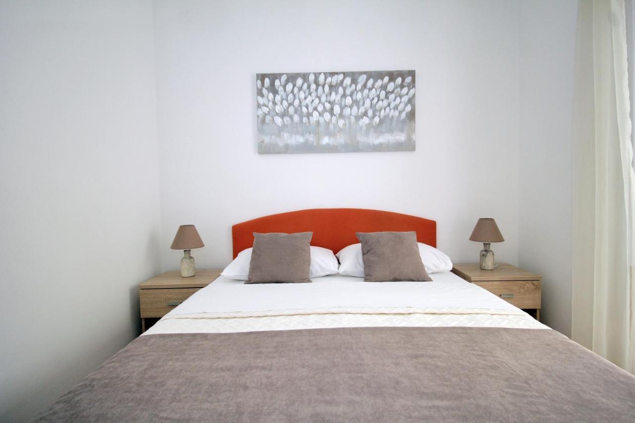Apartments Miovic โมลูนัท ภายนอก รูปภาพ