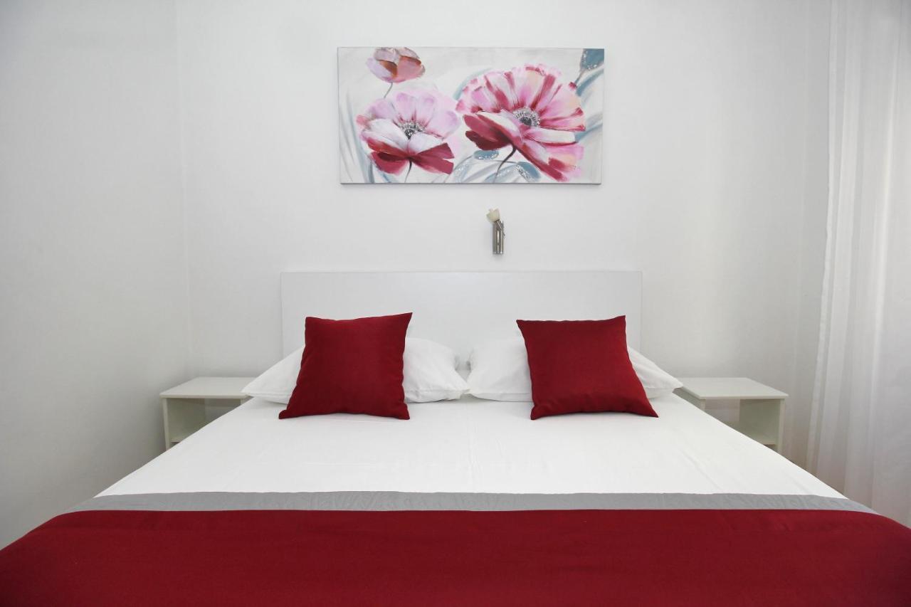Apartments Miovic โมลูนัท ภายนอก รูปภาพ