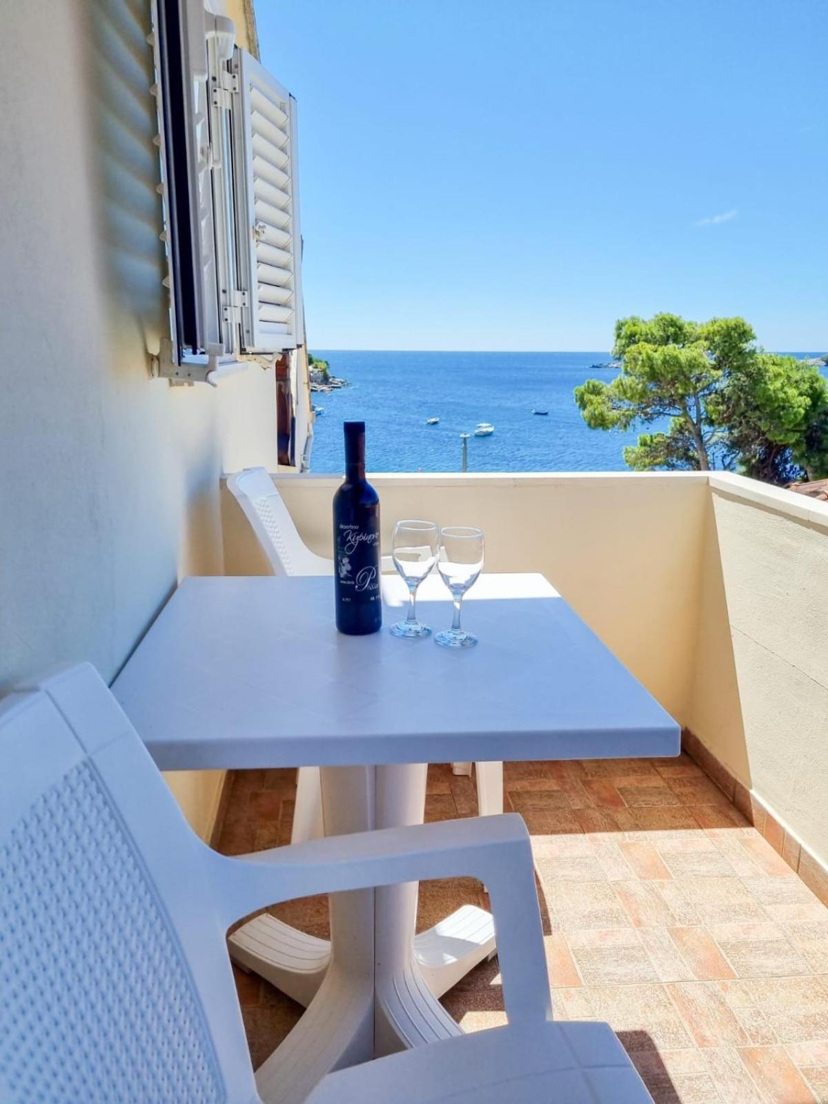 Apartments Miovic โมลูนัท ภายนอก รูปภาพ