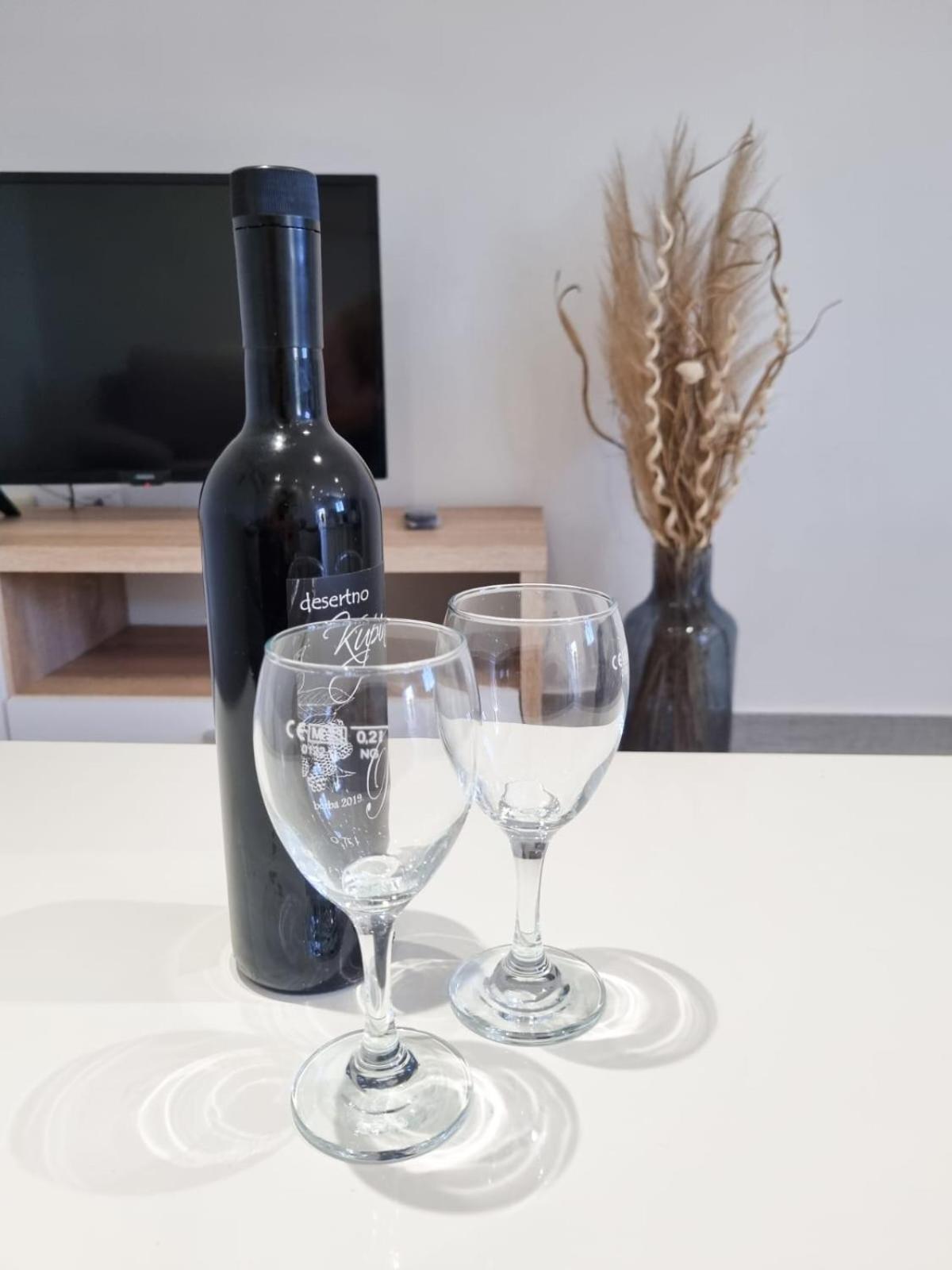 Apartments Miovic โมลูนัท ภายนอก รูปภาพ