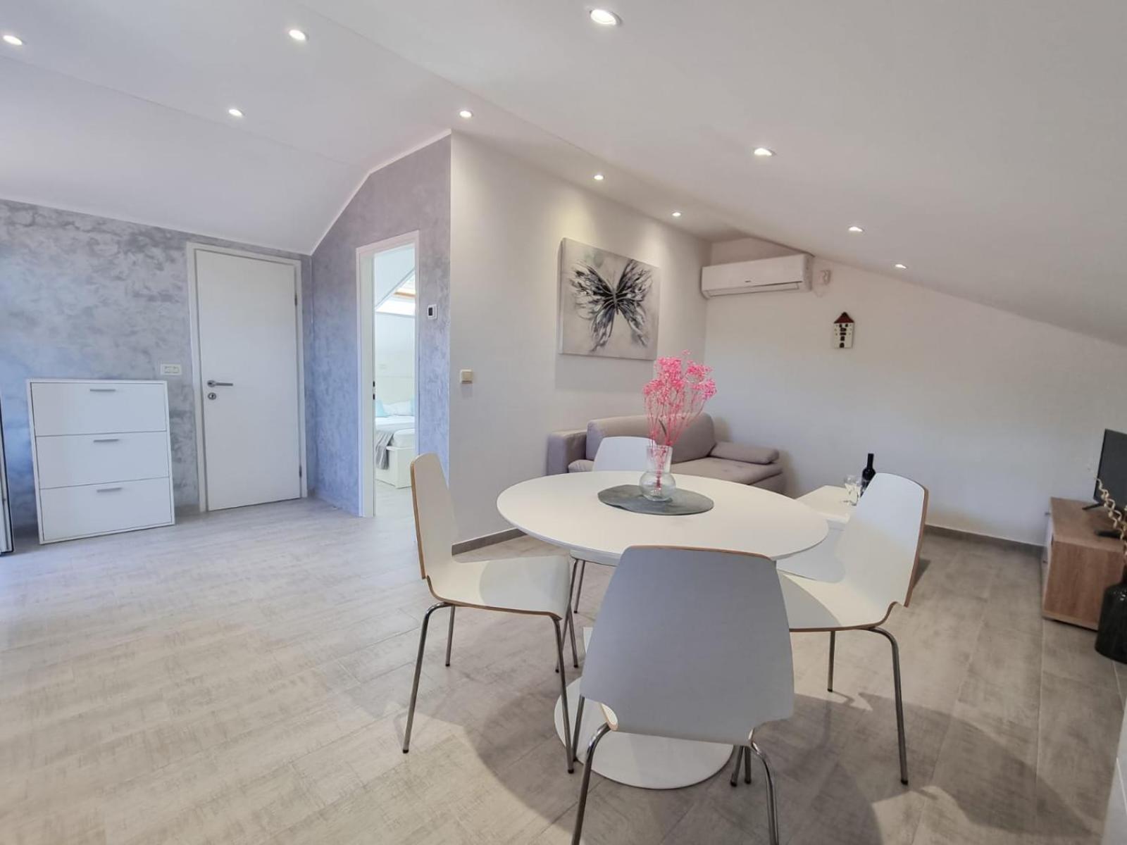 Apartments Miovic โมลูนัท ภายนอก รูปภาพ